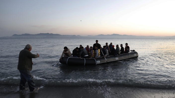 Ein Flüchtlingsboot legt an der Insel Kos an