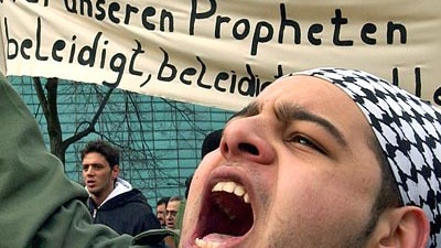 Studie über Muslime in Deutschland: "Wer unseren Propheten beleidigt, beleidigt uns alle": Mit Plakaten und einer Menge Wut im Bauch protestierten 2006 etwa 1200 junge Muslime in Berlin vor der dänischen Botschaft - gegen die Mohammad-Karikaturen, die die Gemüter der Muslime auf der ganzen Welt erhitzt hatten.
