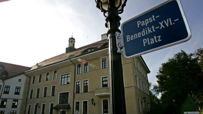 Missbrauch in der katholischen Kirche: In diesem Gebäude in Traunstein war früher die Schule, in die der inzwischen emeritierte Papst Benedikt XVI. gegangen ist. Seit 2005 ist Joseph Ratzinger Ehrenbürger der Stadt - ihm wurde der Papst-Benedikt-XVI-Platz gewidmet.