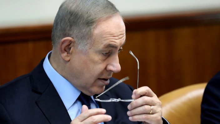 Israel: Mehr als 50 Zeugen sollen vernommen worden sein: Ministerpräsident Netanjahu erlebt auch wegen gesunkener Umfragewerte gerade schwere Zeiten.