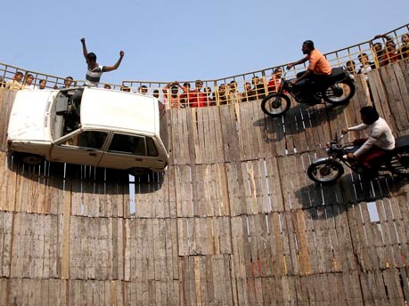 Indien Stuntmen; Reuters