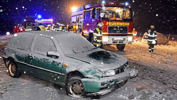 Unfall-Serie: Im Graben gelandett: Zwei an einem Unfall nahe Mammendorf beteiligte Autos mussten abgeschleppt werden.