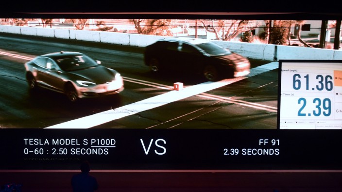 Der Faraday Future FF91 im Beschleunigungs-Test gegen einen Tesla Model S