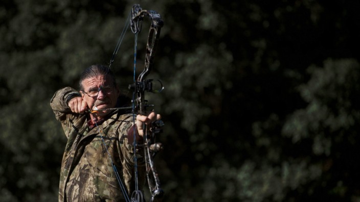 Spanien: Einer der 55 Jäger des "Dienstes der Kontrolleure wilder Arten mit Bogen" beim Training.