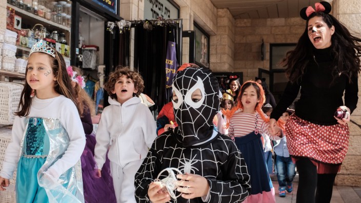 Bilder des Tages March 22 2016 Jerusalem Israel Children in costumes on Purim one of Judaism