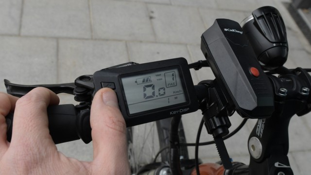 Unterföhring: Ohne große Anstrengung kann der Tacho des zum E-Bike umgebauten Fahrrads schnell mal 25 Stundenkilometer anzeigen.