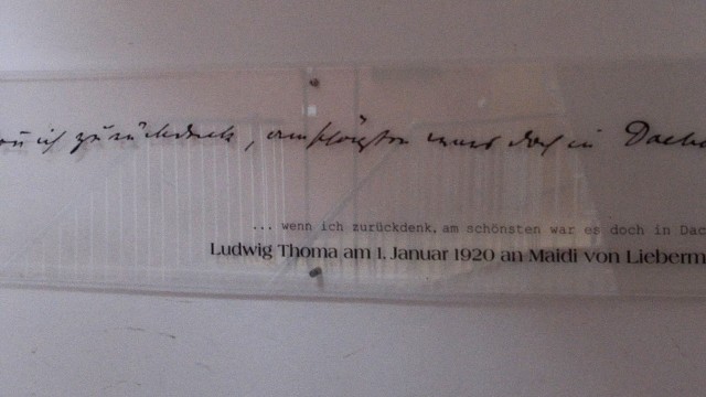 150. Geburtstag: Der Schriftzug hängt im Aufgang des Dachauer Ludwig-Thoma-Hauses.