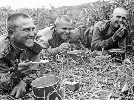Soldaten der Roten Armee an der Ostfron 1945