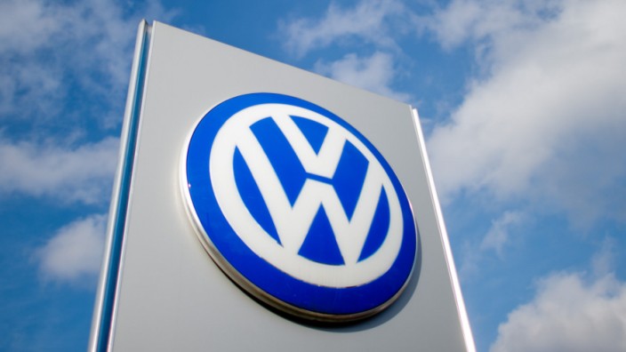 Volkswagen-Logo bei einem VW-Autohaus in Hannover