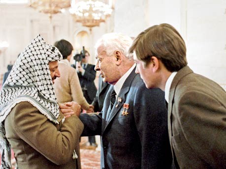 Palästinenserchef Jassir Arafat spricht Tschernenko auf Andropows Beerdigung sein Beileid aus