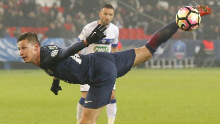 Fußball international: Akrobatisch schön: Julian Draxler trifft bei seinem Debüt für Paris.