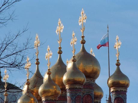 Die russische Trikolore über den Kuppeln des Kreml