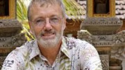 Reise extrem: Der Gründer der Lonely Planet Reiseführer, Tony Wheeler, vor einem Hindu-Tempel in Bali.