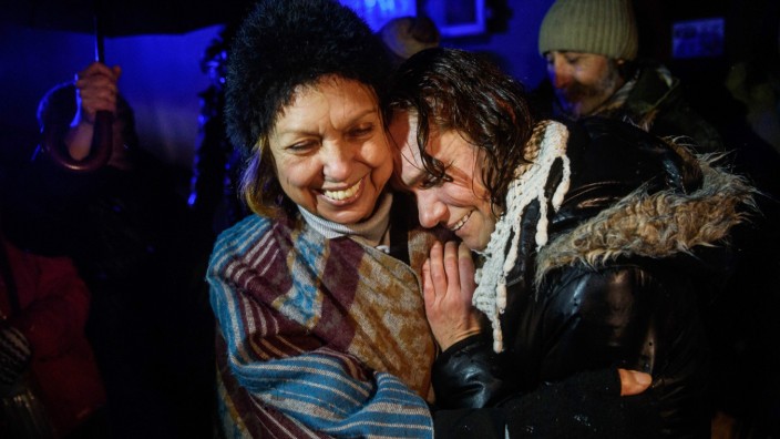 Aslı Erdoğan im Interview: Aslı Erdoğan (rechts) in den Armen ihrer Mutter nach der Freilassung aus dem Bakırköy-Gefängnis am 29. Dezember 2016 in Istanbul.