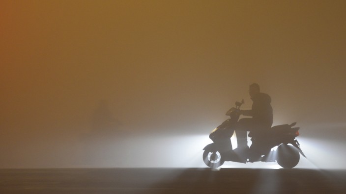 Smog in China: "Vergesst eure Illusionen! Haut ab!", schreiben Leute im Internet, für die dicke, gelbe Smognebel wie diese in der Neun-Millionen-Stadt Fuyang zum Alltag gehören.