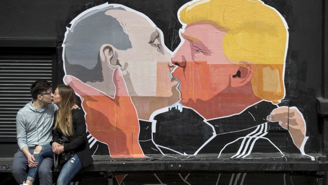 US-Geheimdienste: Werden aus den Konkurrenten USA und Russland nun beste Freunde? Ein Graffito in der litauischen Hauptstadt Vilnius zeigt die Machtmenschen Donald Trump und Wladimir Putin beim Bruderkuss.