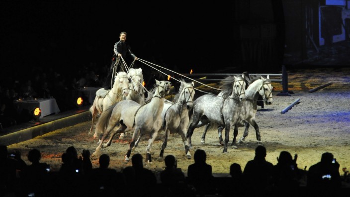 Pferde-Show Apassionata: Der Mann steht, die Pferde stürmen voran: Laury Tisseur dirigiert bei der "Ungarischen Post" sechs Pferde traumsicher über die Hindernisse.