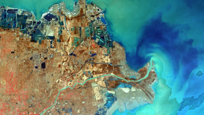 China: Nach mehr als 5000 Kilometern mündet der Gelbe Fluss ins Meer. Im Delta gibt es eine Menge Konkurrenz: Tiere, Menschen, Öl existieren auf engstem Platz. Satellitenbilder sollen nun helfen, das Chaos zu ordnen.