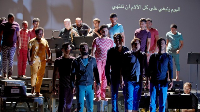 Friedensoper: Der Chor der "Zaide" vereint Menschen aus Deutschland, Nigeria und dem Nahen wie Fernen Osten - ein Foto aus der Augsburger Premiere.