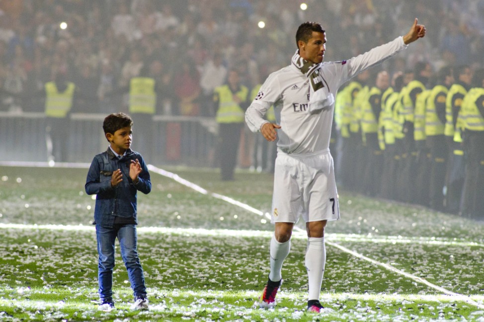Cristiano Ronaldo mit Sohn bei der Real Madrid UEFA Champions League Siegesfeier im Estadio Santiago