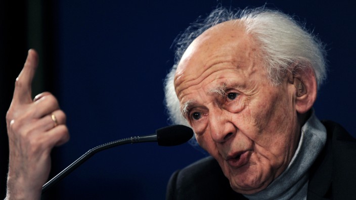 FILE PHOTO: Polish sociologist Zygmunt Bauman gestures during a news conference in Oviedo