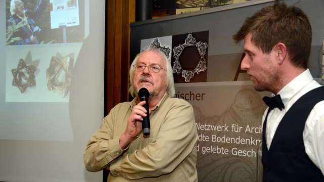 Nicht wissenschaftlich belegbar: Rudi Koller (links) erhält den 3. Erdinger Archäologiepreis. Er hat sich insbesondere mit den Keltenschanzen auseinandersetzt.