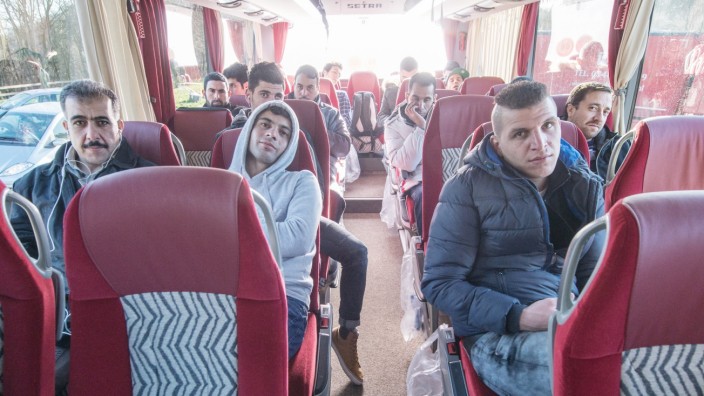 Asylbewerber-Bus aus Landshut nach Berlin unterwegs