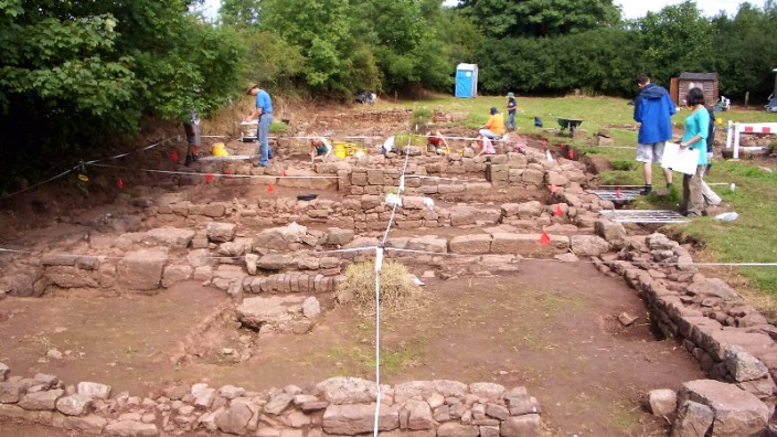Archäologie: Stuart Wilson ist überzeugt, die Hauptstraße einer walisischen Stadt entdeckt zu haben.
