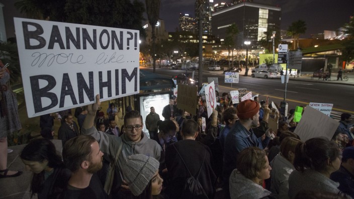 Expansion von "Breitbart": Zeichen des Entsetzens: Stephen K. Bannons Berufung zum Chefstrategen im Weißen Haus löste im November auch in Los Angeles Proteste aus.