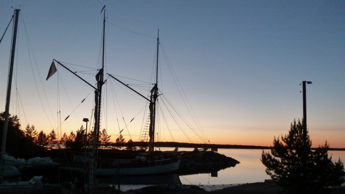 Åland-Archipel: Zwischen Nacht und Tag: Im Åland-Archipel geht im Juni die Sonne schon fast nicht mehr unter. Die Albanus ankert in der Dämmerstunde im Naturhafen von Kumlinge, einem felsigen und bewaldeten Inselchen.