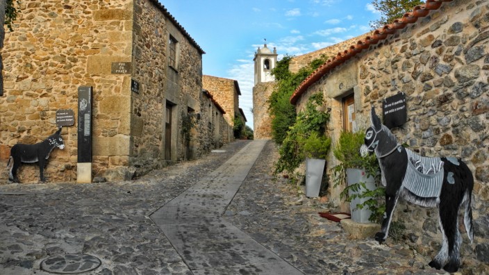 Südeuropa: Esel gehören im historischen Dorf Castelo Rodrigo zum Straßenbild - mal als Wegweiser, mal echt, mal als Streicheltiere.
