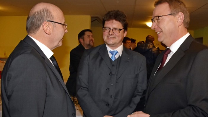 Maisach: Gespräche und gute Wünsche: Gastredner Martin Neumeyer (von links), Vize-Ortsvorsitzender Christian Kemether und Bürgermeister Hans Seidl.