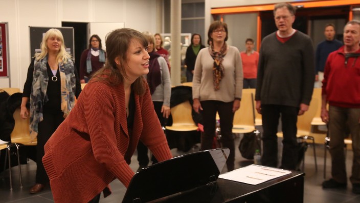 Die Neue bei "Cantabile": Chorleitung in Aktion: Irina Roosz begleitet bei ihrer ersten Probe den Chor am Klavier. Um Männern die Töne zu zeigen, singt sie oft einfach eine Oktave tiefer.