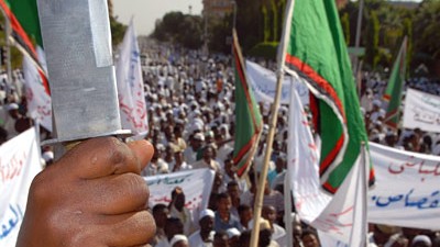 Teddy-Affäre im Sudan: "Tötet sie": Tausende Demonstranten geben sich mit der Haftstrafe für die Lehrerin nicht zufrieden.