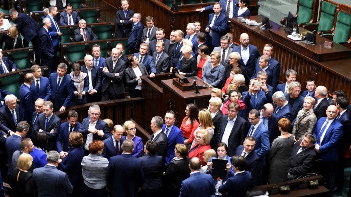 Polen: Abgeordnete der Opposition halten das Rednerpult im Plenarsaal aus Protest besetzt.