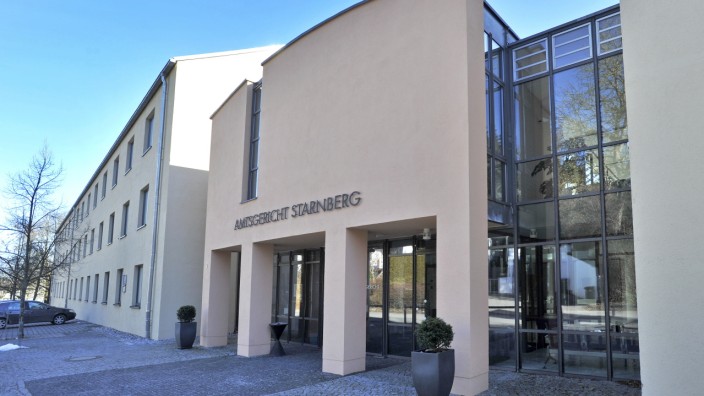 Prozess in Starnberg: Im Starnberger Amtsgericht musste sich der Gautinger unter anderem wegen Sachbeschädigung, Körperverletzung und Widerstands gegen Polizisten verantworten.