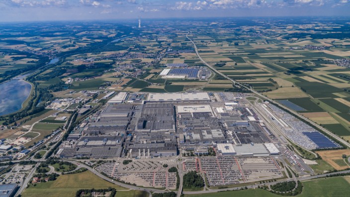 Industrie in Niederbayern: BMW so weit das Auge reicht: Am Werk in Dingolfing hängt der Wohlstand einer ganzen Region.