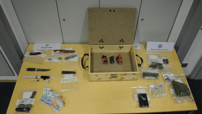 Kriminalität: Gefährlicher Einsatz im Lehel: Polizisten stießen in einer Wohnung auf Drogen und selbstgebasteltete Waffen.