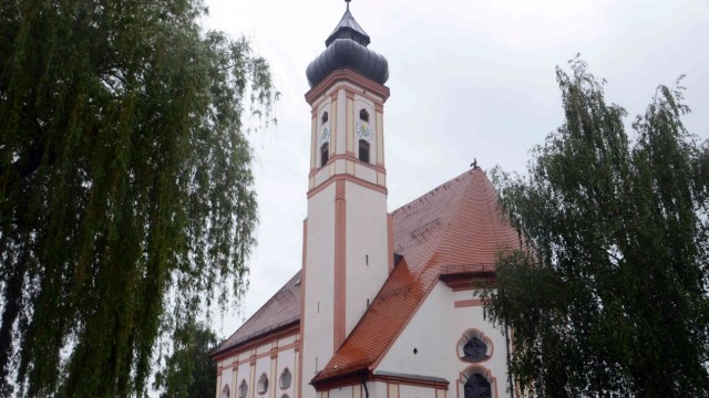 Kultur und Freizeit: Die Pfarrkirche Sankt Jakobus in Vierkirchen.
