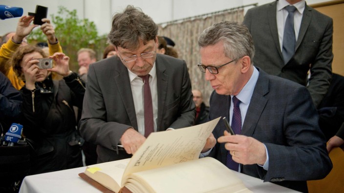 Poing: Bitte hier unterschreiben: Poings Bürgermeister Albert Hingerl (SPD) bittet Bundesinnenminister Thomas de Maizière zum Eintrag ins Goldene Buch.