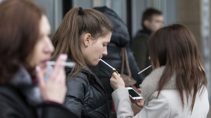 Russland: In Moskau ist der Anblick von Raucherinnen und Rauchern bisher noch keineswegs ungewöhnlich. Doch ab dem Jahr 2033 könnte für alle nach 2014 geborenen Russen ein komplettes Tabakverkaufsverbot gelten.