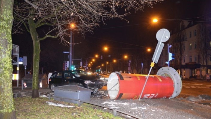 Autounfall: Auf der Leopoldstraße baute der Flüchtende einen schweren Unfall und lief dann zu Fuß davon.
