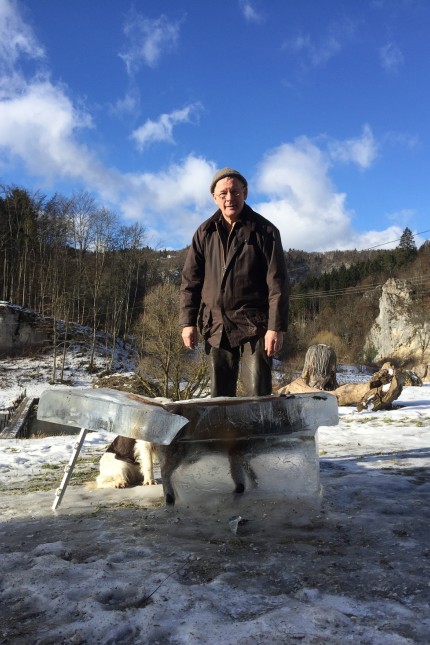 Fuchs in der Donau: Förster Franz Strehle mit dem aus der Donau herausgesägten "Frozen Fox".