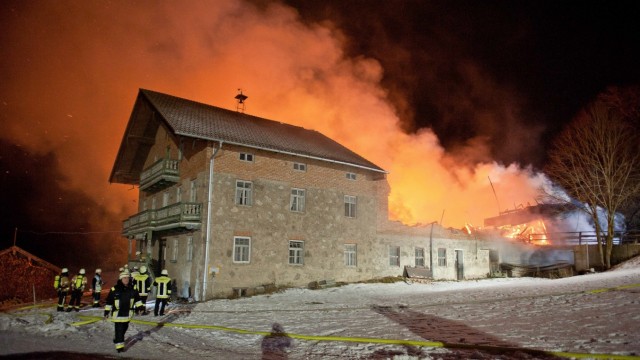 Großeinsatz der Feuerwehr: Scheune und Wohnhaus sind einsturzgefährdet.