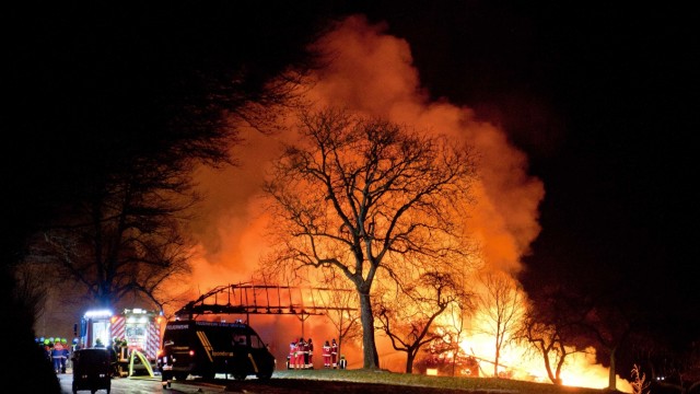 Großeinsatz der Feuerwehr: Der Lichtschein der in Flammen stehenden Scheune ist bis nach Grafing und Ebersberg zu sehen.