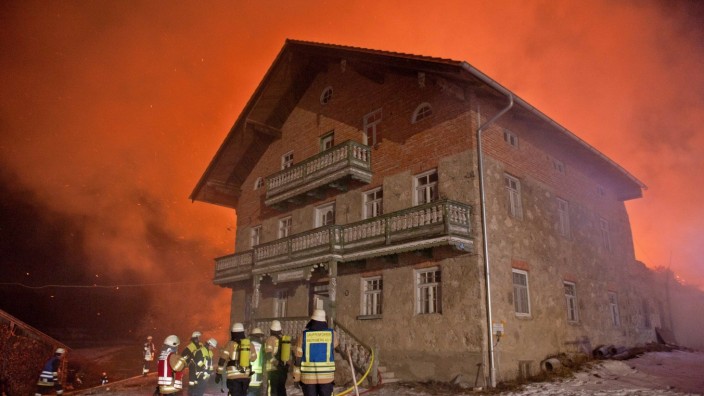 Großeinsatz der Feuerwehr: Der Brand einer Scheune eines landwirtschaftlichen Anwesens in Gasteig sorgt in der Nacht zum Samstag für einen Großeinsatz der Feuerwehr.