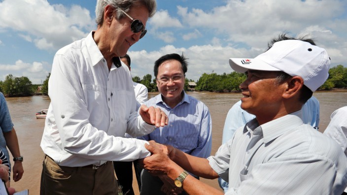 Vietcong: US-Außenminister John Kerry (links im Bild) und Vo Van Tam, geben sich die Hand.