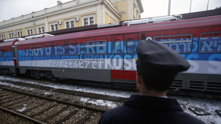 Balkan: Ein serbischer Bahnbeamter am Bahnhof Belgrad blickt auf den Zug, der nach Kosovo fahren sollte.