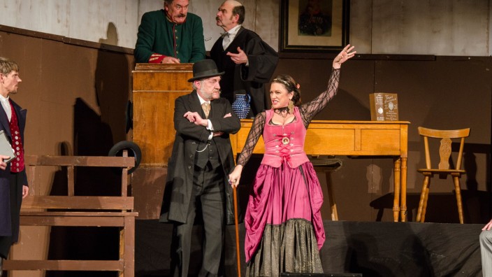 Stoff von gestern: Christine Neubauer war unbestritten der Star des Theaterabends im Tölzer Kurhaus mit der "Spanischen Gräfin" von Jörg Herwegh.