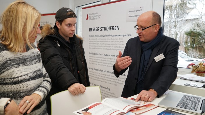Ismaning: Professor Thomas Apitzsch (rechts) gibt Fabian einen Einblick in den Beriech Sportmanagement an der FHAM.